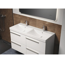 Dubbele wastafel met onderkast, twee kranen en spiegel in de badkamer