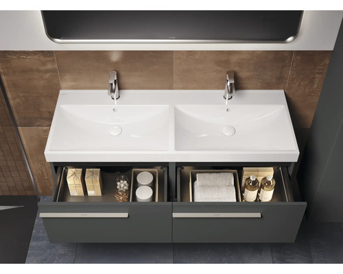 Dubbele wastafel met twee waskommen, badkameronderkast met opberglades.