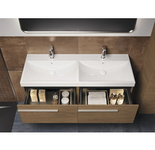 Wastafelonderkast met twee wastafels en open lades voor opslag