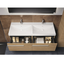 Dubbele wastafel met onderkast en twee laden in de badkamer