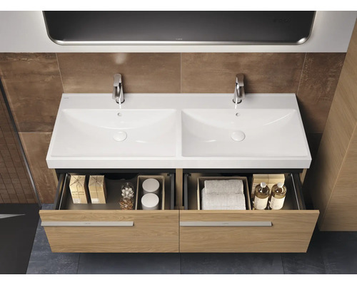 Dubbele wastafel met onderkast en twee laden in de badkamer