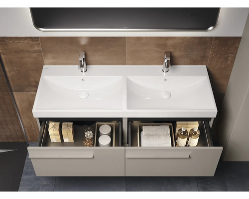 Dubbele wastafel met twee waskommen, kranen en opberglades voor de badkamer