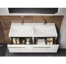 Dubbele wastafel met open lades en badkamerbenodigdheden