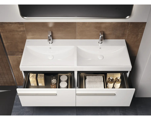 Dubbele wastafel met open laden in de badkamer