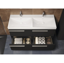 Dubbele wastafel met onderkast en open laden voor het opbergen van badkamerbenodigdheden