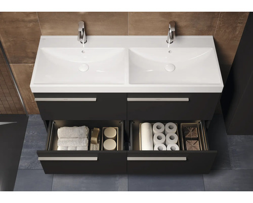 Dubbele wastafel met onderkast en open laden voor het opbergen van badkamerbenodigdheden