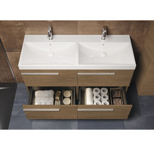 Dubbele wastafel met houten onderkast en twee open lades voor het opbergen van badkamerbenodigdheden