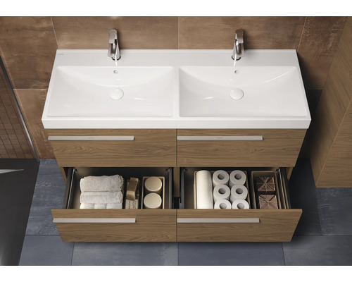 Dubbele wastafel met houten onderkast en twee open lades voor het opbergen van badkamerbenodigdheden