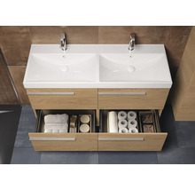 Badkamer met houten wastafelmeubel met dubbele wastafel en twee open laden met badkameraccessoires