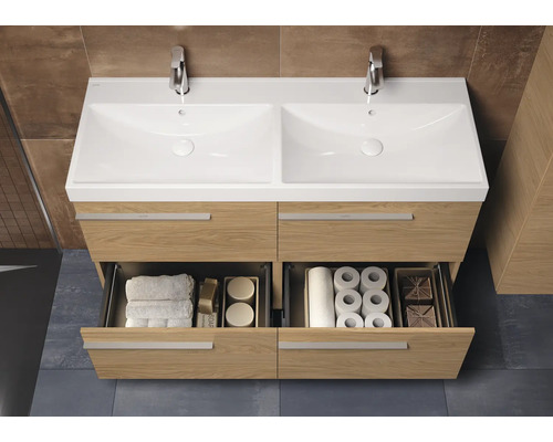 Badkamer met houten wastafelmeubel met dubbele wastafel en twee open laden met badkameraccessoires