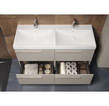 Wastafelonderkast met twee wastafels, kranen en open laden voor het opbergen van badkamerartikelen