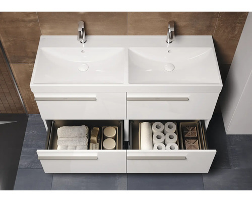 Dubbele wastafel met open laden, met handdoeken en badkamerbenodigdheden