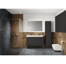 Moderne badkamer met douche, wastafel, spiegel en toilet