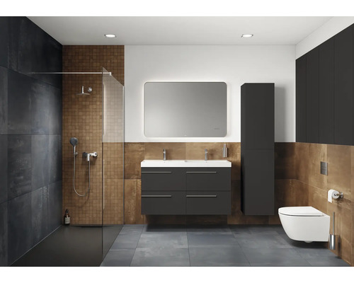 Moderne badkamer met douche, wastafel, spiegel en toilet