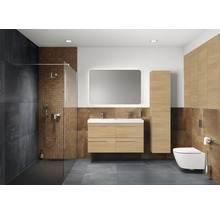 Moderne badkamer met douche, wastafel, spiegel en toilet