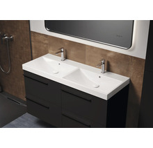 Badkamer met wastafelonderkast, dubbele wastafel en spiegel