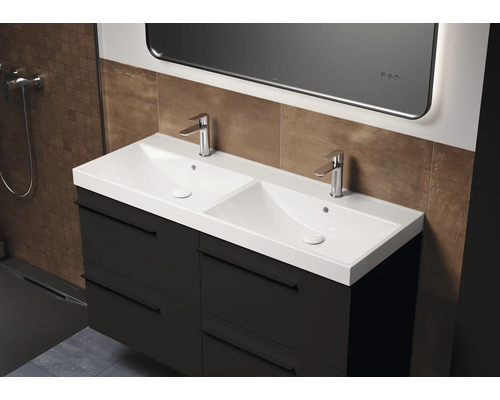 Badkamer met wastafelonderkast, dubbele wastafel en spiegel