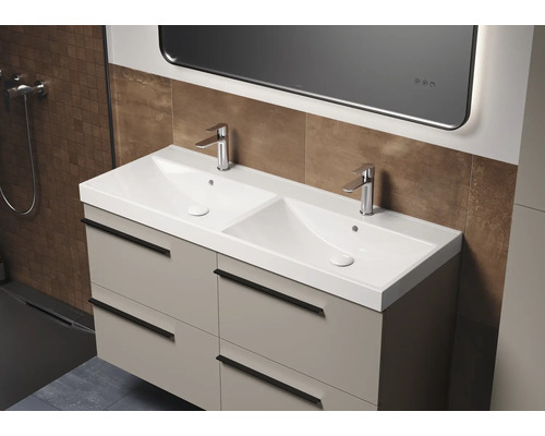 Dubbele wastafel met onderkast en spiegel in de badkamer