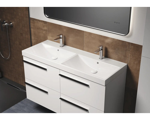 Dubbele wastafel met onderkast en twee kranen in de badkamer