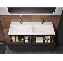 Dubbele wastafel met open laden en armaturen