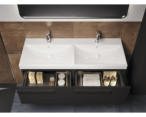 Dubbele wastafel met open laden en armaturen