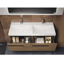 Dubbele wastafel met open onderkast in badkamer