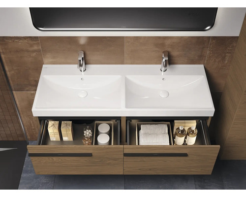 Dubbele wastafel met open onderkast in badkamer