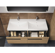 Dubbele wastafel met onderkast en open ladesysteem in de badkamer