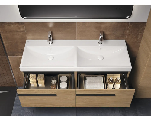 Dubbele wastafel met onderkast en open ladesysteem in de badkamer