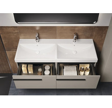 Badkamer met wastafelonderkast, dubbele wastafel en open laden voor opslag