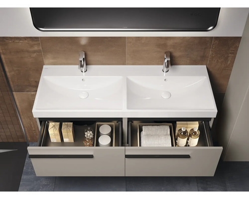 Badkamer met wastafelonderkast, dubbele wastafel en open laden voor opslag