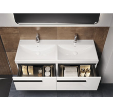 Dubbele wastafel met onderkast en open lades in badkamer