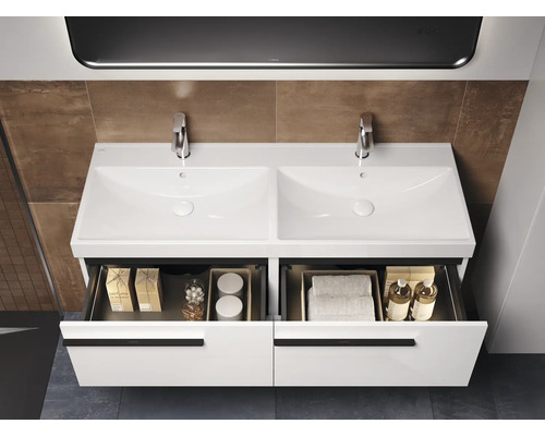 Dubbele wastafel met onderkast en open lades in badkamer