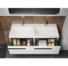 Wastafelmeubel met twee wastafels en open laden in de badkamer