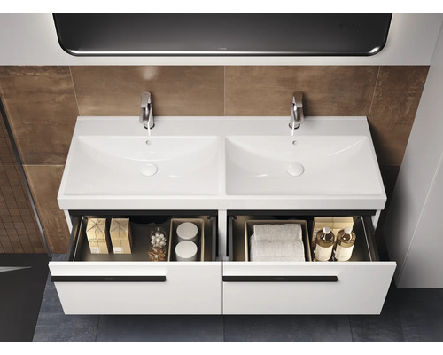 Wastafelmeubel met twee wastafels en open laden in de badkamer