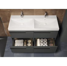 Wastafelmeubel met dubbele wasbak, kranen en open laden met handdoeken en badkamerbenodigdheden