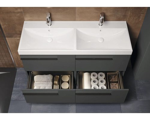 Wastafelmeubel met dubbele wasbak, kranen en open laden met handdoeken en badkamerbenodigdheden