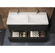 Dubbele wastafel met onderkast en open laden voor badkameropslag