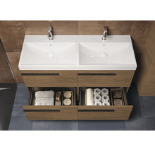 Wastafelmeubel met dubbele wastafel, houten onderkast en open laden voor het opbergen van badkamerbenodigdheden