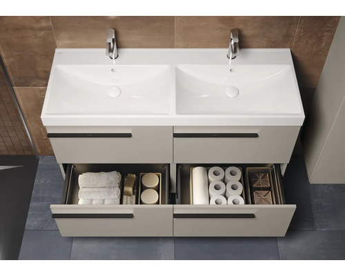 Dubbele wastafel met open onderkast en badkamerbenodigdheden