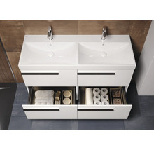 Badkamer met wastafelonderkast, twee wastafels en opberglades