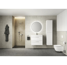 Moderne badkamer met douche, wastafel, verlichte spiegel en toilet.