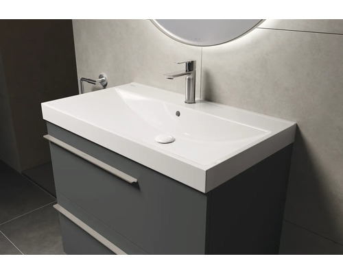 Wastafelmeubel met laden, wastafelkraan en handdoekhouder in de badkamer