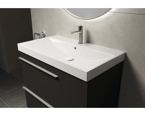 Wastafelonderkast met wastafel en kraan in de badkamer.