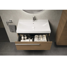 Wastafel met open lade, met handdoeken en toiletartikelen, in de moderne badkamer