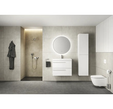 Moderne badkamer met douche, wastafel, spiegel en toilet in lichte kleuren