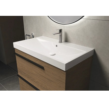 Wastafelonderkast met wastafel en kraan in badkamer