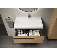 Moderne badkamerwastafel met open lade voor handdoeken en verzorgingsproducten