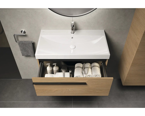 Moderne badkamerwastafel met open lade voor handdoeken en verzorgingsproducten