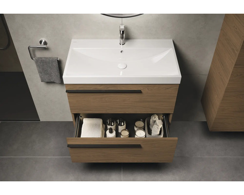 Wastafelonderkast met open lade, handdoeken en badkameraccessoires